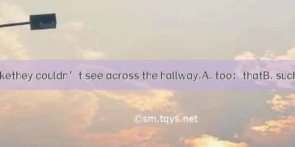 There wasmuch smokethey couldn’t see across the hallway.A. too；thatB. such；asC. so；thatD.