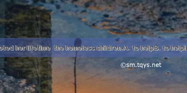 The old lady devoted her lifetime  the homeless children.A. to helpB. to helpingC. helping