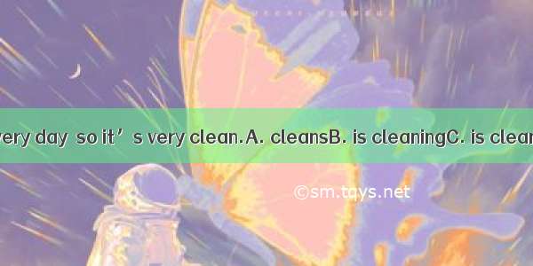 Our classroom  every day  so it’s very clean.A. cleansB. is cleaningC. is cleanedD. cleane