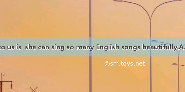 seems strange to us is  she can sing so many English songs beautifully.A. It; that 　　B. T